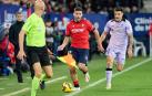 Jesús Areso conduce el balón en la banda de El Sadar, junto a Yuri, en el último Osasuna-Athletic