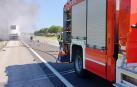 Un camión de Bomberos de Navarra en el tramo donde se incendió el camión /