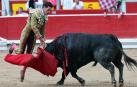 Secuencia de imágenes de la cogida a Fernando Adrián en el quinto toro.