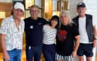 Los integrantes de Scorpions Matthias Jabs, Mikkey Dee y Rudolf Schenker posan junto a responsables del Hotel Tres Reyes de Pamplona