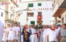 Los quintos de 1955 llevan a hombros la imagen de San Esteban por las calles de la localidad