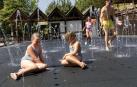 Los más pequeños disfrutan de las atracciones de agua en Sendaviva durante la ola de calor