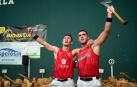 Arkaitz Etxebeste e Iker Vicente celebran su victoria.