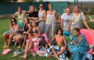 Madres e hijas disfrutan juntas de la piscina municipal de Mélida