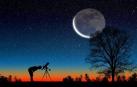 Una persona observa la luna con ayuda de un telescopio