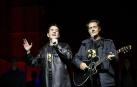 Manuel de la Calva, a la izquierda, junto a su compañero en el Dúo Dinámico, Ramón Arcusa