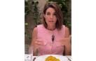 María José Gómez, durante su vídeo sobre el modo de comer arroz correctamente