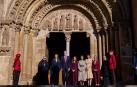 Recepción de autoridades forales y representantes de la comunidad benedictina a los Reyes y la Princesa ante la portada de la iglesia del monasterio de Leyre