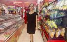 Giovana Rodríguez Ovando, en su tienda de chucherías de la calle Olite de Pamplona