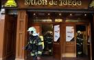 Bomberos de Cordovilla salen este viernes por la mañana del salón de juegos donde saltó la alarma.