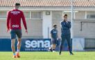 El técnico italiano Alessio Lisci observa a Budimir en un entrenamiento en Tajonar