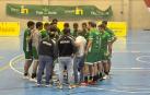 Uno de los tiempos muertos solicitados por Nacho Moyano en la visita de Anaitasuna al Balonmano Soria en la División de Honor Plata masculina