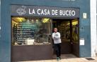 Sergio Pérez, en la puerta del centro de buceo ubicado en Berriozar
