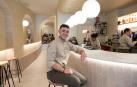 Adrián Alarcón Sepúlveda, en el interior de la nueva cafetería Café Bombón de Tudela