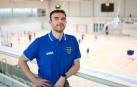 El técnico César Rupérez en las gradas del polideportivo de Sarriguren