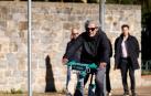 *A: SERGIO MARTÍN *F: 18/11/2025 *P: *L: Pamplona *T: Una persona en bicicleta eléctrica circula por el carril habilitado en la avenida de Pío XII de Pamplona.