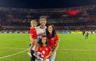 Christian Beguer celebra el triunfo con su mujer (Marta) e hijos (Noa y Julen).