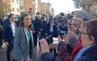 Doña Letizia se ha acercado a saludar a las numerosas personas que se congregaban en Tudela