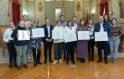 Delante, de izda. a dcha., los homenajeados Clara Martínez Lázaro, Marisol Montañés Bernal, Reme Vidondo Moreno, María José Varea Piñeiro, Isabel Martínez Aguado, y Jesús Gómez Martínez. Detrás, también de izda. a dcha., los ediles Anichu Agüera Angulo, Irune García García, Zeus Pérez Pérez, Martín López Villacastín, Alejandro Toquero Gil (alcalde), Laura Casanova Sainz-Aja, Reyes Carmona Blasco, y Eva Eliceche León