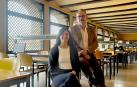 Sonia Lara y Luis J. Fernández, en la biblioteca de la UNED de Tudela
