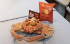 Croquetas Bocado de mar sobre un centollo y en el envase con el que se comercializará