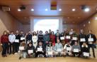 Los estudiantes posaron junto a los docentes que han impartido las formaciones y las autoridades asistentes a la entrega de diplomas.