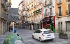 Un taxi entra al Casco Antiguo por la calle Nueva con la señal de la ZBE cubierta a la izquierda de la imagen
