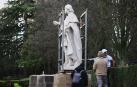 La escultura de Felipe III de Navarra ya en su nueva ubicación de la Taconera