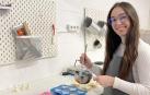 La tudelana Leyre Pascual, en su taller de Barillas, donde produce las velas