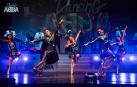 Este espectáculo reúne en el escenario a 10 músicos de pop-rock nacional y 16 bailarines y animadores