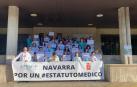 Imagen de los facultativos concentrados esta mañana en Tudela durante la huelga