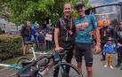 Juanjo Oroz, junto con Urko Berrade, justo después de ganar la etapa de la Vuelta a España de hace un par de años