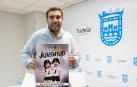El concejal de Juventud del Ayuntamiento de Tudela, Martín López Villacastín, con el cartel de las Fiestas de la Juventud de Tudela 2026