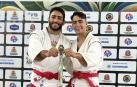Los hermanos Ibai (izquierda) y Gorka (derecha) posan junto al oro conseguido por el hermano menor en el Mundial Absoluto de Sambo Playa celebrado en Brasl