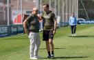 Cata y Ramis, a pie de césped en una entrenamiento, en una imagen que cada vez se veía menos