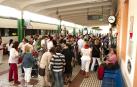 Llegada de turistas el sábado de Sanfermines 2011 a la estación de Renfe de Pamplona.