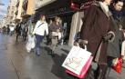 Consumidores en el primer día de las rebajas. 	 J.A.GOÑI