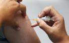 Un sanitario administra la vacuna de la gripe a una persona. 	DN