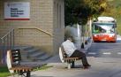 Una persona sentada ante la puerta principal del servicio de hospitalización del García Orcoyen. 	ARCHIVO