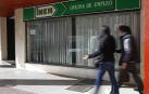 Dos personas pasan ante la oficina del INEM del Estella. 	ARCHIVO/MTX