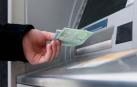 Sacando dinero en un cajero