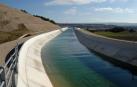 El Canal de Navarra, con agua a su paso por Tafalla-San Martín de Unx en enero de 2011. 	ALBERTO GALDONA
