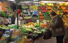 Una mujer, ayer, realiza la compra en un puesto de frutas y verduras del mercado del Segundo Ensanche. JAVIER SESMA