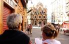 Más de una semana después de las fiestas de Pamplona, el Casco Antiguo todavía se viste de San Fermín y grupos de turistas se enredan con retraso en el recorrido del encierro. P.Z.