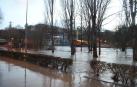 Las lluvias de los pasados días y el deshielo de la nieve ha provocado una subida del río Arga en algunas zonas de la capital navarra