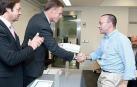 Ignacio López recibe un diploma por su participación en el curso. / BBVA