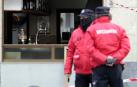 Agentes de la Ertzaintza ante el bar de la calle Biarritz, en el barrio bilba&iacute;no de Rekalde.