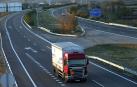Un cami&oacute;n circula por la autopista AP-68 a su paso por Tudela.