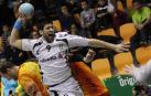 El jugador del Helvetia, Ibai Meoki, ante el Villa de Aranda