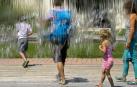 Una familia en una fuente de Pamplona, este s&aacute;bado